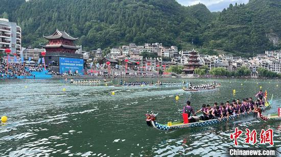 7月13日，在贵州镇远㵲阳河举行2023年民体杯全国龙舟举行龙舟比赛。　中新社记者 朱贺 摄。