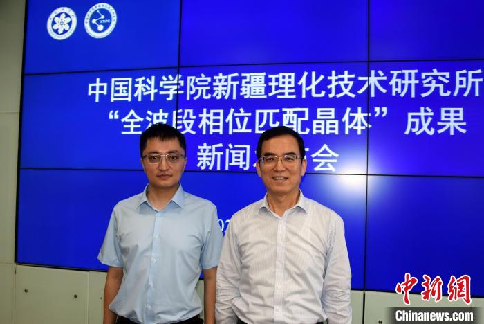 潘世烈研究员（右）和米日丁·穆太力普研究员在北京举行的新闻发布会上合影。　中新社记者 孙自法　摄