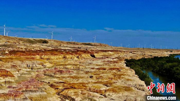 新疆布尔津五彩滩风电基地。　努尔别克·努尔曼　摄