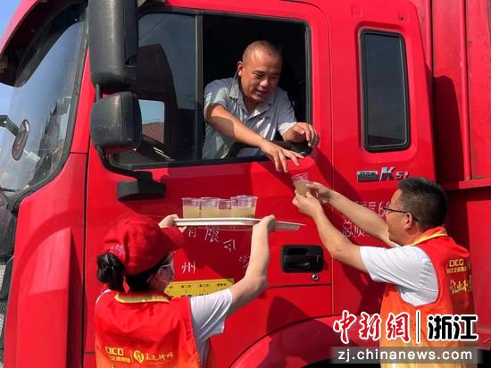 嘉兴服务区志愿者为司乘人员送去冰镇绿豆汤。 浙江商业集团供图