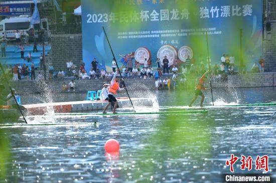 7月12日，贵州独竹漂选手胡朝贵在比赛中。　(镇远县融媒体中心供图)