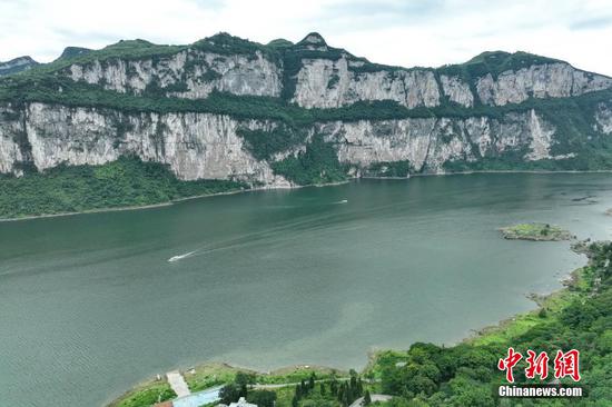 7月14日，航拍贵州黔西乌江源百里画廊。