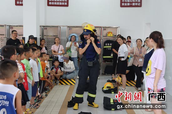 消防员现场展示穿戴消防服。南宁高新区消防救援大队 供图