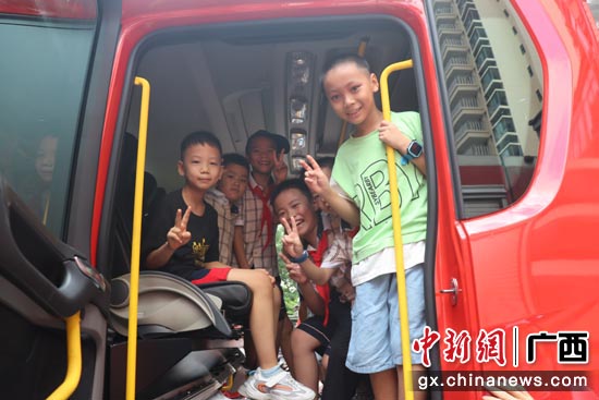 孩子们登上消防车，零距离体验。南宁高新区消防救援大队 供图