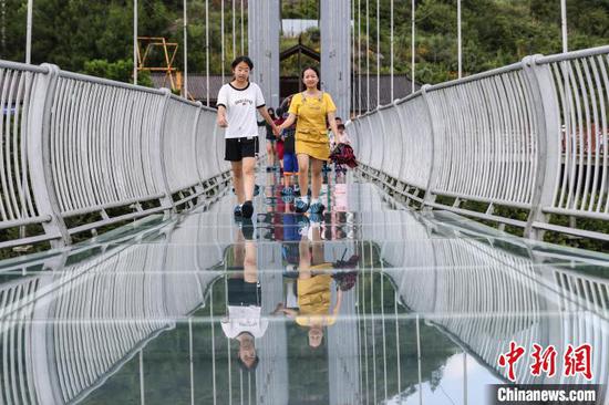 游客在景区玻璃桥上游览。　瞿宏伦 摄