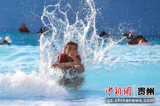 7月16日，小朋友在水上乐园环形造浪池戏水。 瞿宏伦 摄