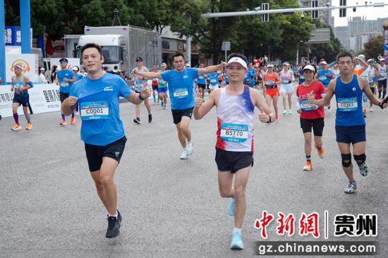 7月16日，第八届中国凉都·六盘水夏季马拉松鸣枪开跑。简贤楠 摄