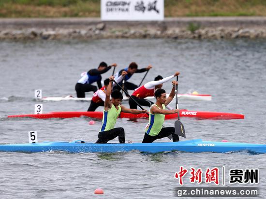 贵州队运动员以顽强的斗志在赛场上奋勇争先。