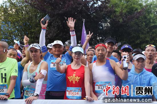 马拉松参赛选手在赛道热情备赛。简贤楠 摄