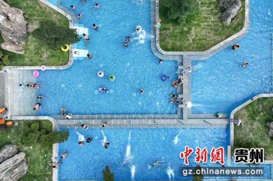 7月16日，民众在水上乐园泳池区戏水。