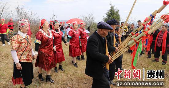 图为2023年杨柳塘镇屯上村苗族群众在岜梭芦笙会暨“刻道”文化节上跳苗族芦笙舞。吴熠 摄