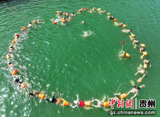 2023年7月16日，在贵州省遵义市务川仡佬族苗族自治县洪渡河，参赛选手在比赛中（无人机照片）。罗星汉 摄