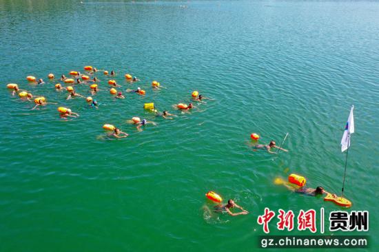 2023年7月16日，游泳团队队员在贵州省遵义市务川仡佬族苗族自治县洪渡河参加游泳比赛。李仁军 摄