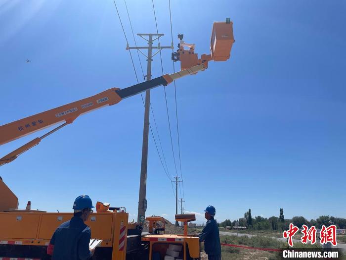 7月14日，工作人員正協(xié)同智能帶電作業(yè)機器人完成安裝驗電接地環(huán)任務?！±钛嘞肌z