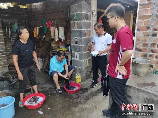 马村片区联络站“人大代表+网格员”,走一线助力开展防返贫动态监测。隆安县人大供图 马村片区联络站“人大代表+网格员”,走一线助力开展防返贫动态监测。隆安县人大供图