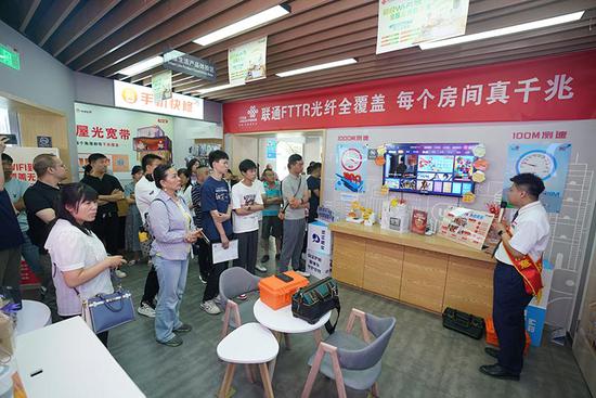 用户代表在黄河路营业厅参观智家家庭产品业务。