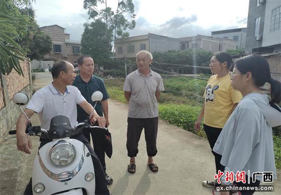 古潭社区联络站“人大代表+网格员”,走一线助力开展全国土壤调查。隆安县人大供图 古潭社区联络站“人大代表+网格员”,走一线助力开展全国土壤调查。隆安县人大供图