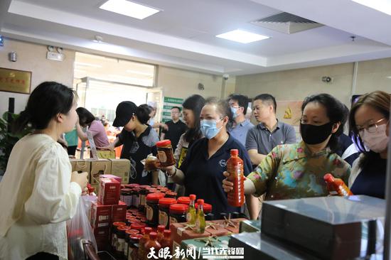 火爆异常的展销现场