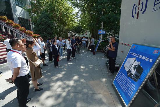 受邀用户代表参观新疆联通5G应急通信车。
