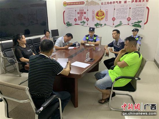 社区民警组织纠纷双方开展调解。农华新 摄