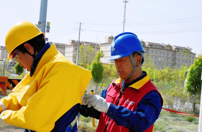 7月16日，国网乌鲁木齐供电公司工作人员带电作业处理10千伏线路缺陷隐患，确保客户可靠供电。（王晋魁 摄）