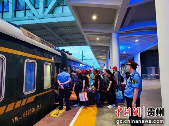国铁成都局开出暑假全路首趟进疆旅游专列