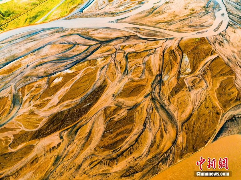 7月17日，新疆巴音郭楞蒙古族自治州且末县车尔臣河经山洪冲刷，使其河流、河道形成丰富的彩色图案，十分壮观。