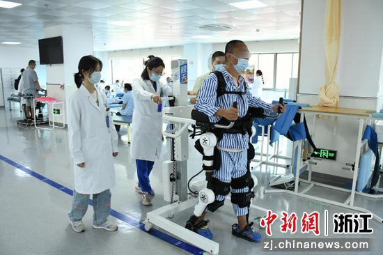 　　图为浙江省中山医院康复治疗师为患者进行下肢机器人辅助步行训练。其能提供数据可视化评估和康复报告等。  郭天奇 摄