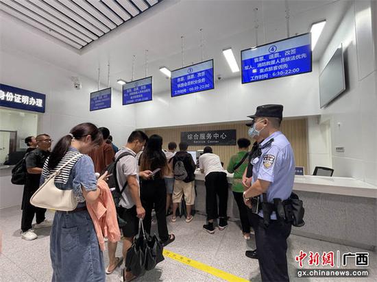 北海所民警正在候车室引导旅客进行改签。陈大鹏  摄