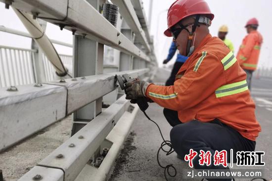 工作人员对嘉绍大桥进行养护作业。 浙江交工养护分公司嘉绍大桥项目部 供图