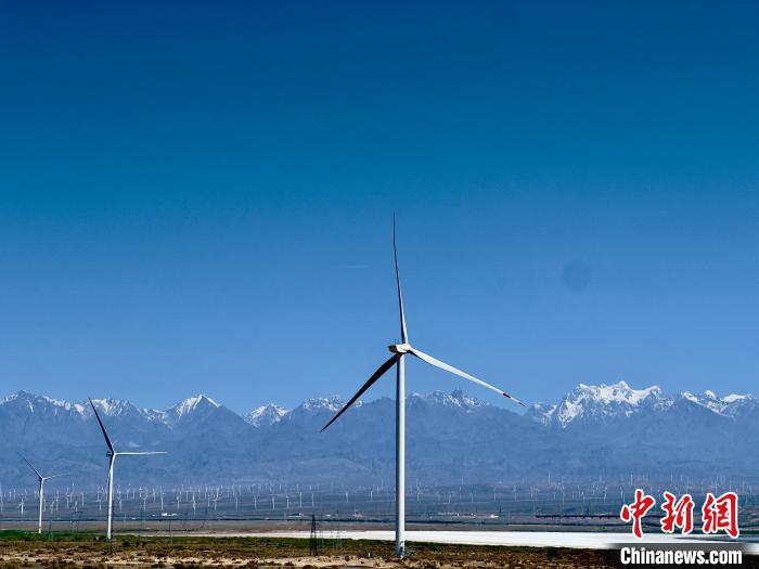 中建二局承建的华电北疆乌鲁木齐100万千瓦风光项目实景图　中建二局供图
