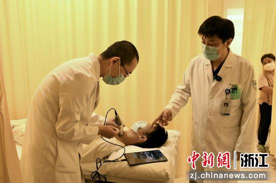 　　图为浙江省立同德医院医生开展可视针灸技术。可视针灸技术借助先进的超声技术，能更精确有效调节交感神经。  郭天奇 摄