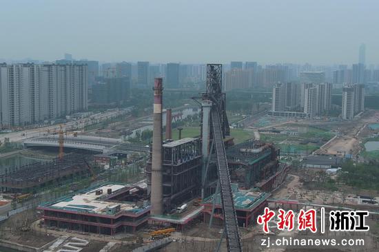 杭钢工业遗存不远处，高楼大厦拔地而起。（无人机照片） 王刚 摄