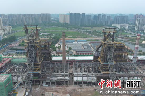 杭钢工业遗存不远处，众多居民楼密集排列。（无人机照片）  王刚 摄