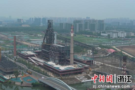 杭钢工业遗存不远处，高楼大厦拔地而起。（无人机照片）  王刚 摄