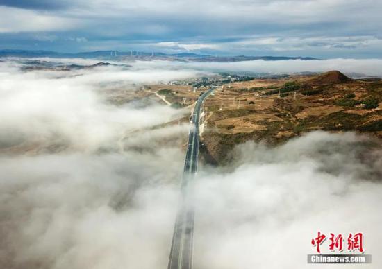 云雾中的六威高速观风海大桥。何欢 摄