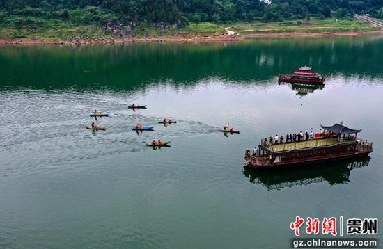 图为村民在务川县参加探秘仡佬 “船”越洪渡 三板船比赛