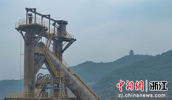 秀美的半山景色和杭钢工业遗存形成对比。（无人机照片） 王刚 摄