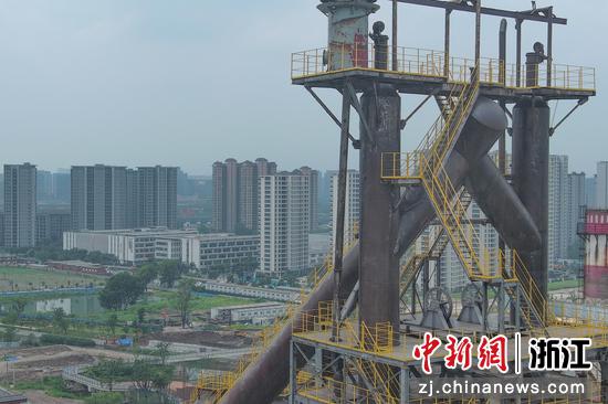 杭钢工业遗存不远处，高楼大厦拔地而起。（无人机照片） 王刚 摄