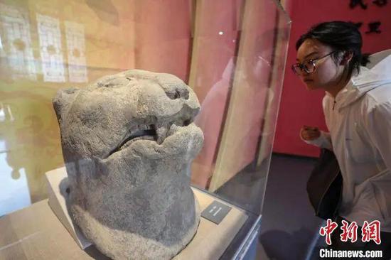 奢香博物馆展出的汉代“石虎头”吸引参观者。 中新社记者 瞿宏伦 摄