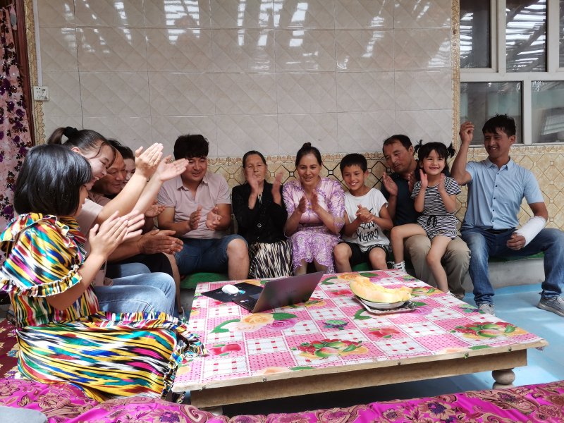 阿卜杜艾尼·图尔贡的家人观看他参赛时的精彩瞬间。 阿卜杜艾尼·图尔贡的家人观看他参赛时的精彩瞬间。