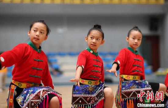 孩子们在练习苗族非遗舞蹈“锦鸡舞”的基本动作。　黄晓海 摄