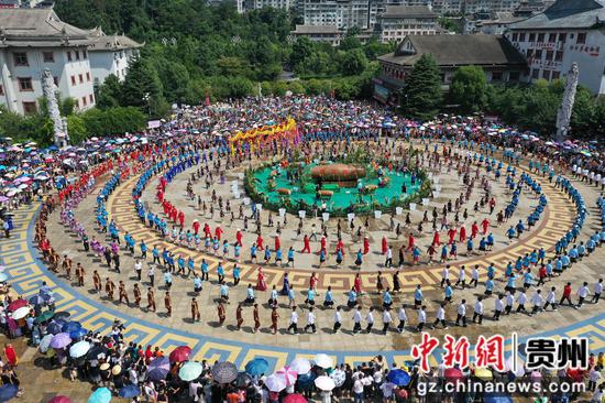 2022年剑河县仰阿莎文化节上人们表演苗族水鼓舞 。杨家孟 摄。