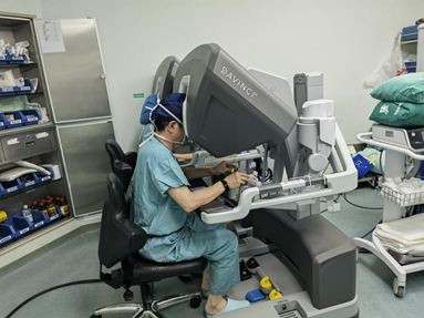 自治区人民医院泌尿中心主任、教授李九智正在操作达芬奇机器人进行手术 自治区人民医院供图