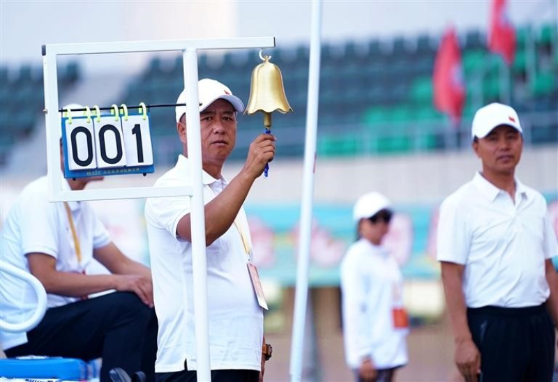 　　裁判員提醒跑步運動員已進入最后一圈?！　⊥ㄓ崋T 司夢揚 攝

