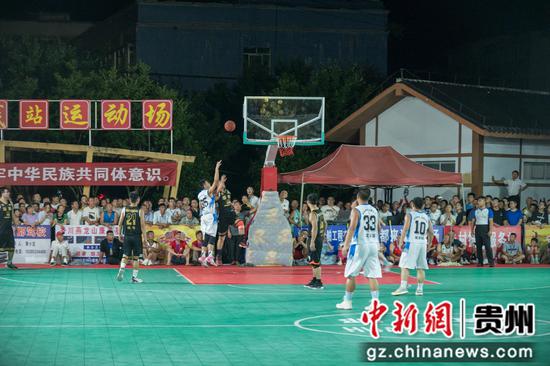 图为运动员在黄都镇篮球场打球。唐哲 摄