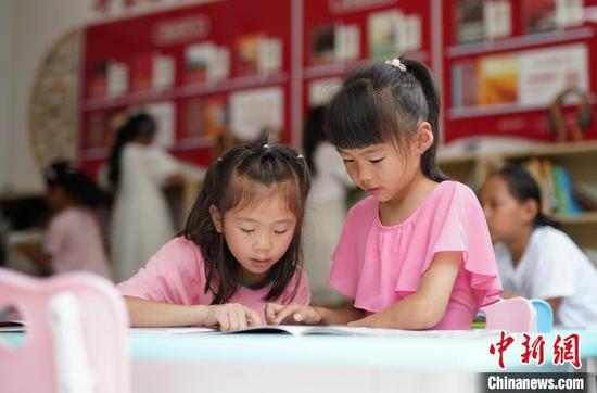 孩子们在贵州丹寨县金泉街道搬迁群众安置社区图书室看书。　黄晓海 摄
