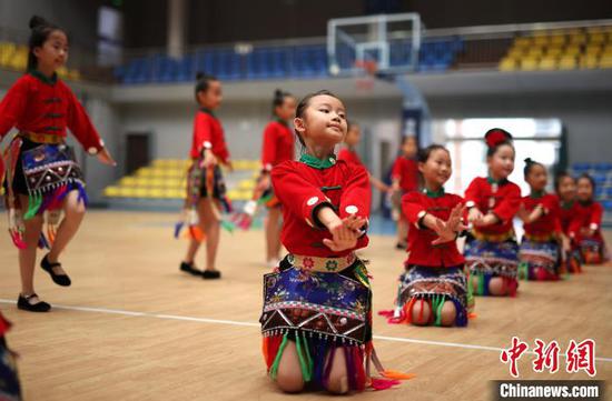 孩子们在贵州丹寨县文化馆暑期免费舞蹈课上练习苗族非遗舞蹈“锦鸡舞”的基本动作。　黄晓海 摄