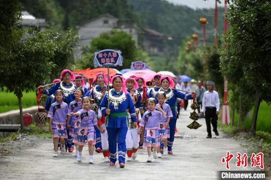 人们前往锦屏县偶里乡举办的“尝新节”现场。　李斌 摄
