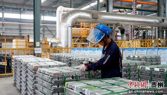 贵州贵铝新材料股份有限公司再生铝事业部生产车间，工人正在打包“出炉”的铝锭。李锦明摄